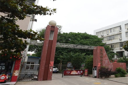 东方今典旁康诗丹郡步梯中层阔气大三房129平仅售75万